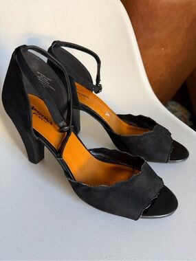 Arizona Jean Company Black Suede Scalloped Open-Toe Ankle-Strap Block Heels